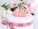 Babyfigur på pute 9 cm rosa thumbnail